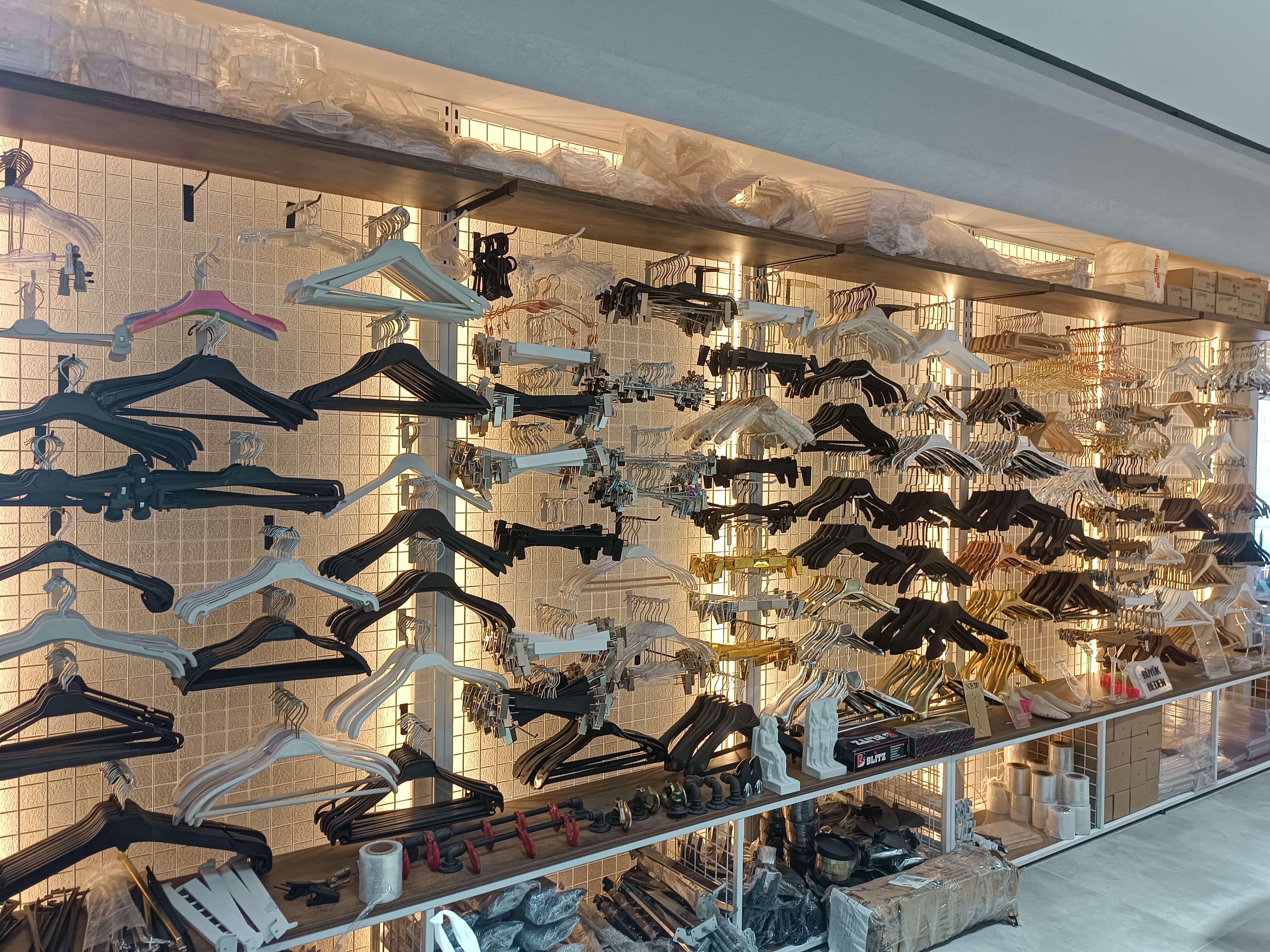 Şık mağaza askıları